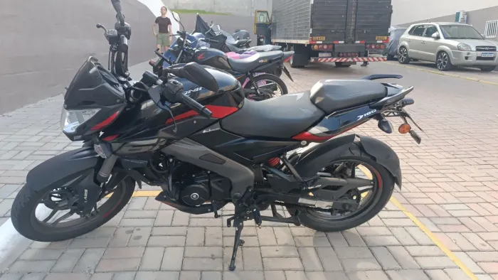 BAJAJ DOMINAR 160