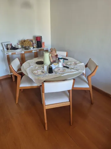 Mesa redonda 120cm com cadeiras muito cheirosa e nova