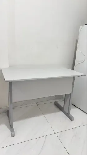 Mesa de escritório em ótimo estado - reforçada
