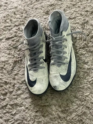 Chuteira da Nike original, só tá suja não tem nenhum rasgo. Motivo da venda comprei outra 