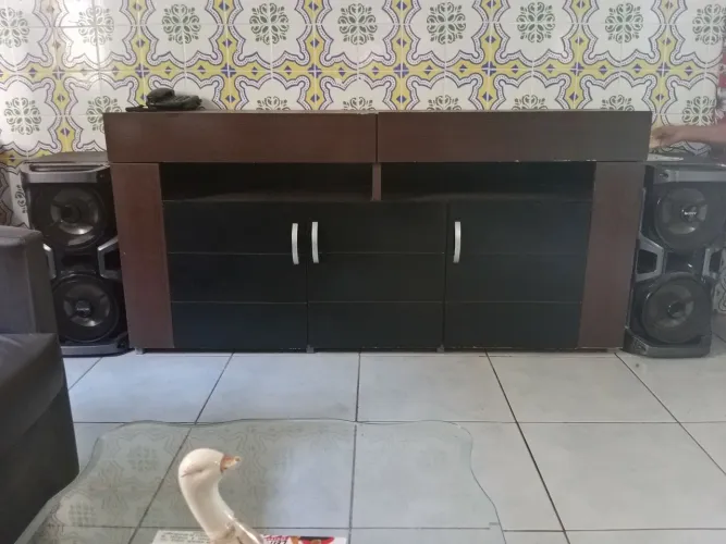 Oportunidade, vendo esse armário e as duas caixas de som