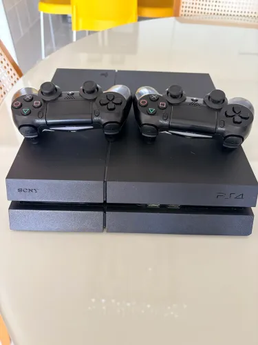 Vendo PlayStation 4 - 1TB com dois controles e jogos
