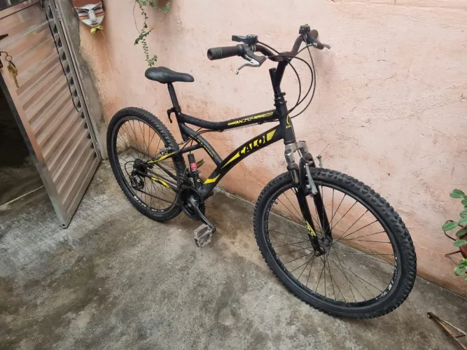 Bike aro 26 com marchas e amortecedor,tudo em bom estado.