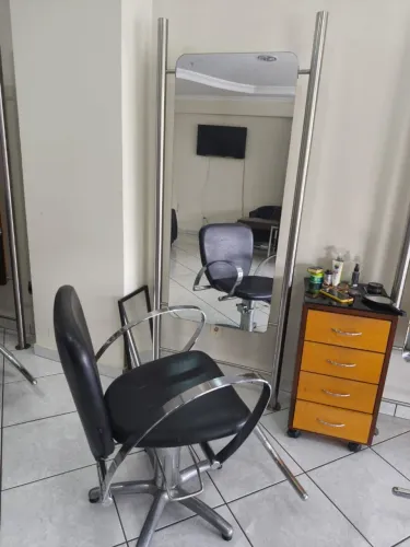 CADEIRA, ESPELHO E GAVETEIRO(salão de beleza)