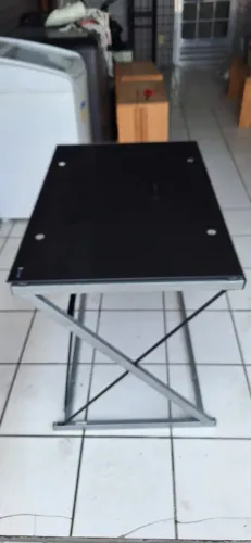 Mesa de estudos em vidro e metal
