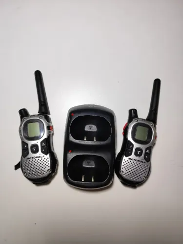 Par Rádio Walkie-Talkie Motorola Talkabout Com Base De Carga Dupla
