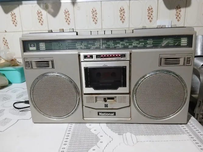 Radio gravador National modelo RX-5104F . Radio funciona, tape nao.