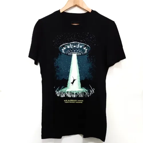 camiseta preta ovni abdução
