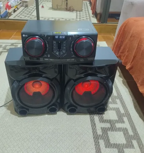 Vendo um som e uma televisão de 50 polegada