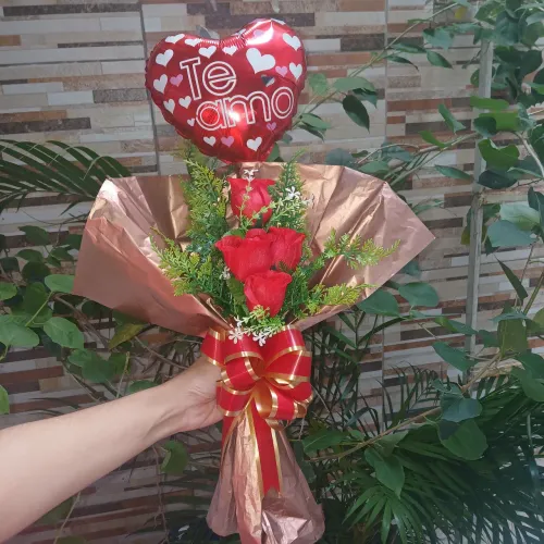 Buquê de Flor Com Balão Te Amo Dia Das Mães. 