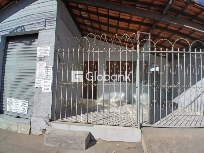 Ponto comercial com 1 banheiro e 50m², no Centro.