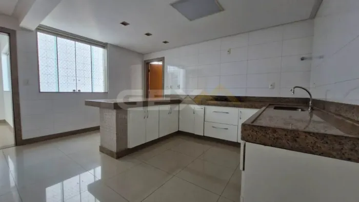 Apartamento à venda no Centro, 3 quartos, 1 suíte e 2 vagas.