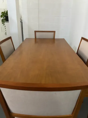 Mesa com cadeiras madeira