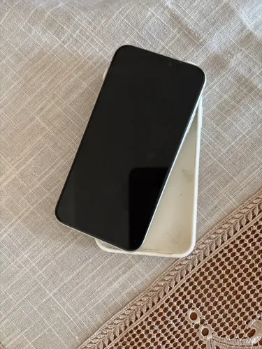 iPhone branco sem caixa semi novo com capinha branca.