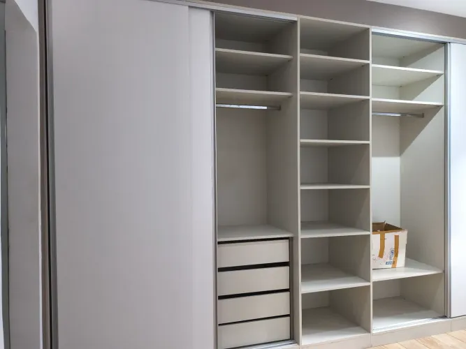 Guarda-Roupa Planejado Grande - Adaptável, Portas de Correr e Gavetas