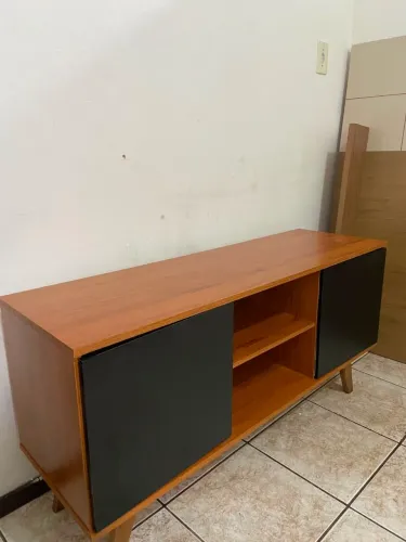 Rack para tv 50 pol.<br>Turim pés de madeira, Nichos e 2 portas rack