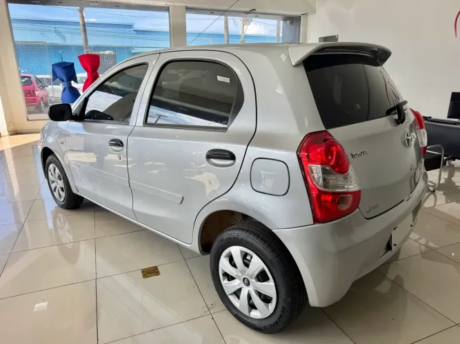 Toyota Etios X 1.3 Flex 16V 5P Mec. 2013