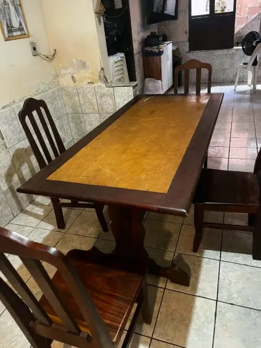 Mesa de Jantar (mad. Angelim) com 4 cadeiras.