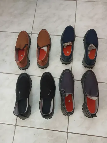 Kits com quatro tênis novos sem uso .
