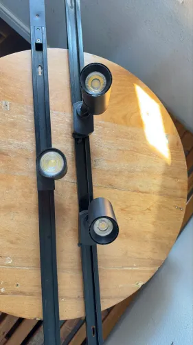 Trilho eletrificado preto