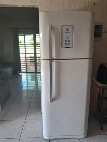 Vende se geladeira semi nova