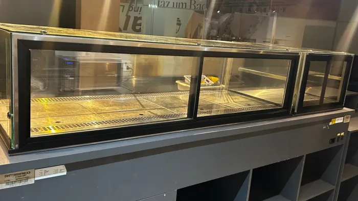 Vitrine fria e quente com bancada
