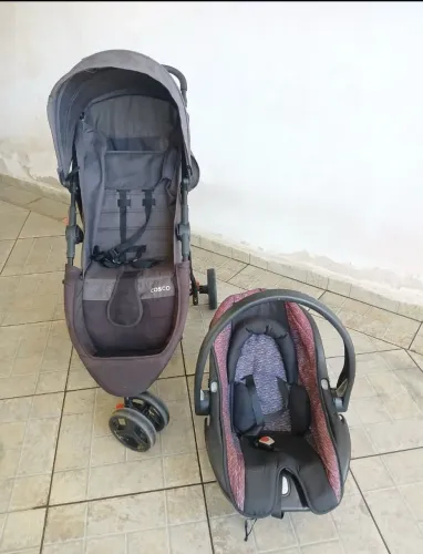 Carrinho de bebê e bebê conforto
