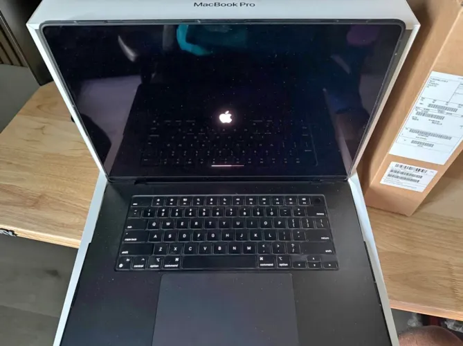 MacBook Pro 16 M5 Max 64gb 4Tb Apple care+ (MDM)