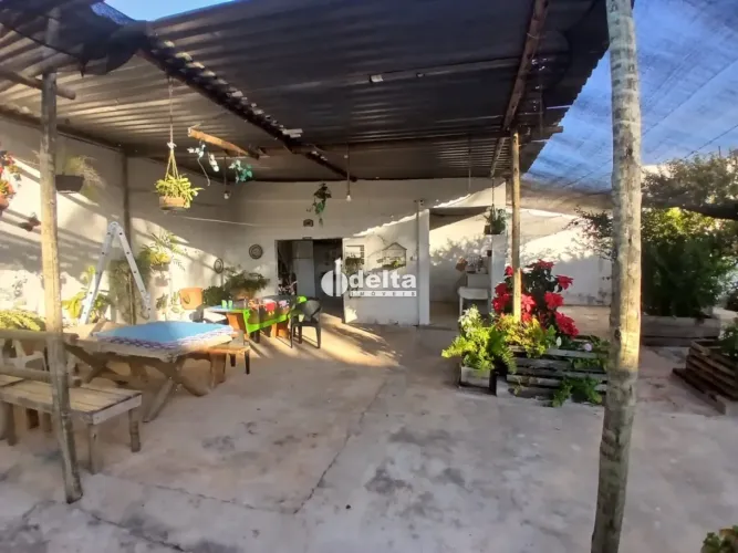 Casa com 3 quartos sendo suíte disponível para venda no bairro Osvaldo Rezende em Uberlând