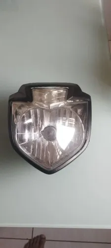 Farol Yamaha Fazer a partir do ano 2011 com carenagem completa.