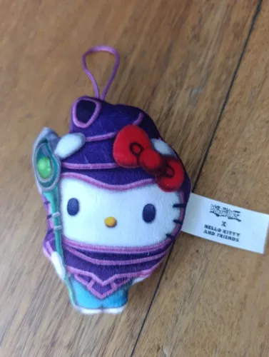 PELÚCIA MAGO NEGRO YU-GI-OH x HELLO KITTY AND FRIENDS MCDONALD'S 2024 