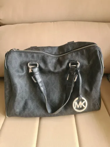 Bolsa preta de mão Michael Kors - original