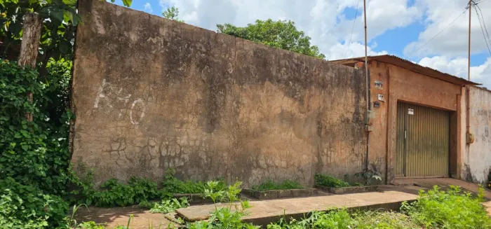 CASA, 2 QUARTOS COM BANHEIRO, SALA, COZINHA, VARANDA E AREA EXTERNA