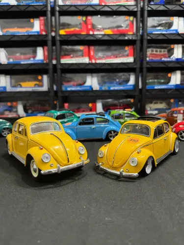 Miniatura Colecionável Volkswagen Fusca escala 1/18 Metal - Rebaixado e Com Teto Solar