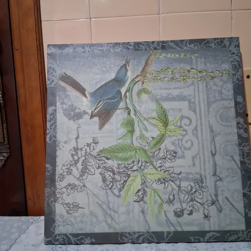 Quadro  não é tela  40x40 cm..passarinho e árvore.  Lindo. 