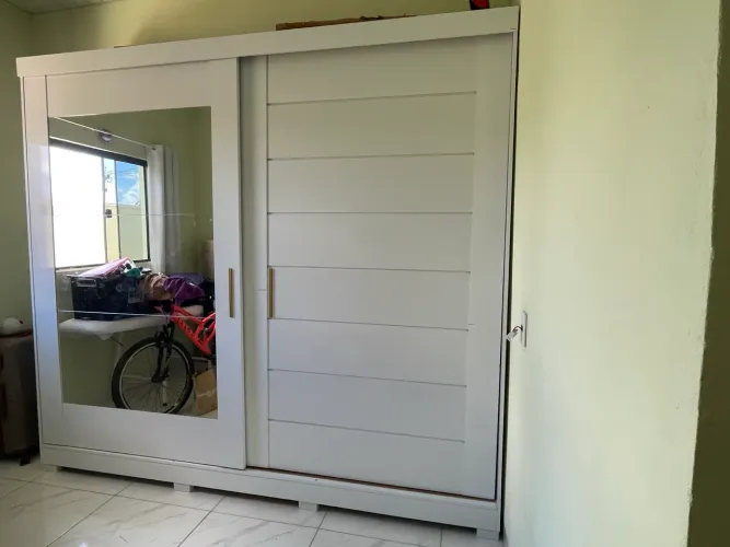 Guarda roupa grande seis meses de uso 