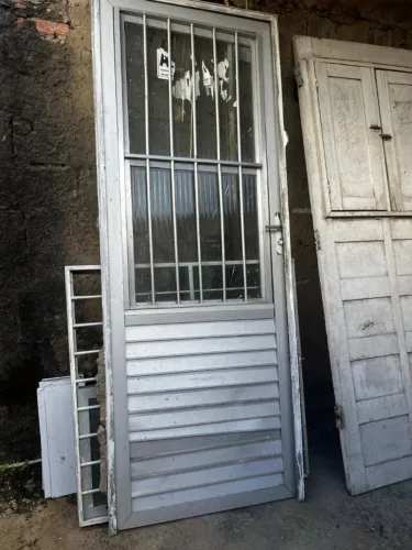 VENDO PORTA DE ALUMÍNIO EM CARMÓPOLIS