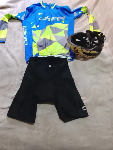 Vendo kit . capacete. camisa. chorte.e bombinha de encher pnel