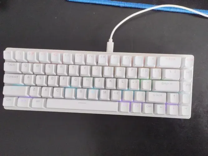 Teclado Mecânico K68 RGB Branco 68 Teclas - Blue Switch