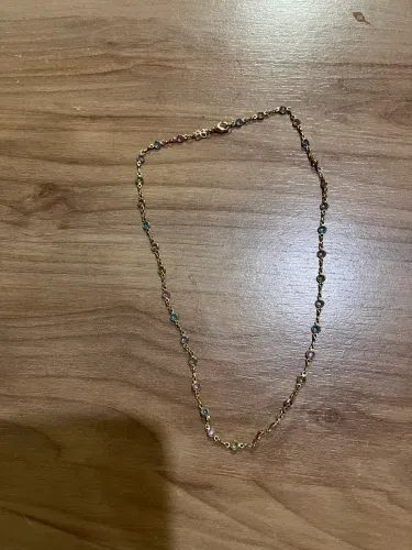Gargantilha formada por fio de pedras color Rommanel sem marcas de uso