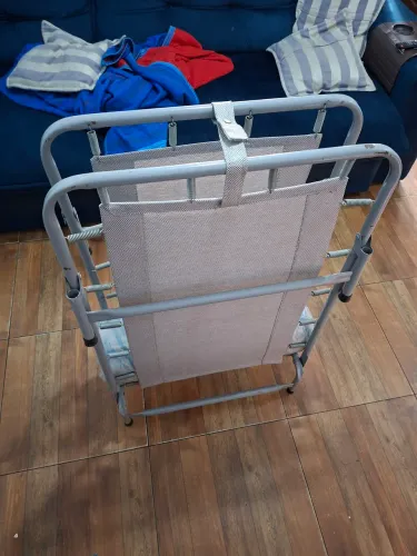 Cama de aço e molas dobrável. 