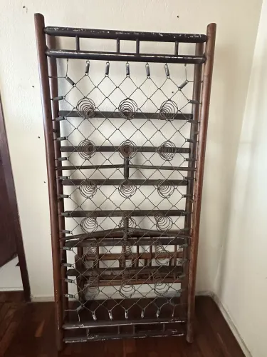 Cama de campanha de molas antiga 