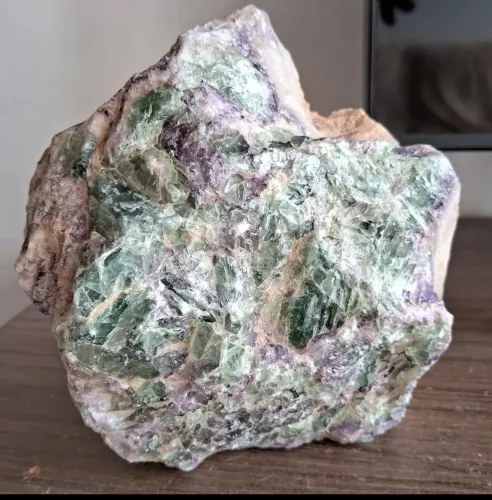 Grande fluorita bicolor (roxa e verde) na matriz rochosa com quase 2,5kg