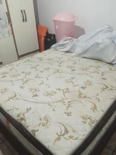 Cama semi nova