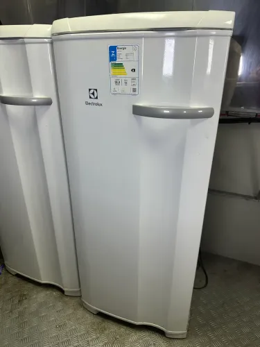 Freezer vertical Electrolux 162L
