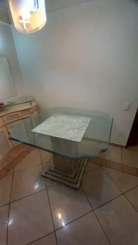 Mesa de vidro de 20mm bisote com pé de pedra