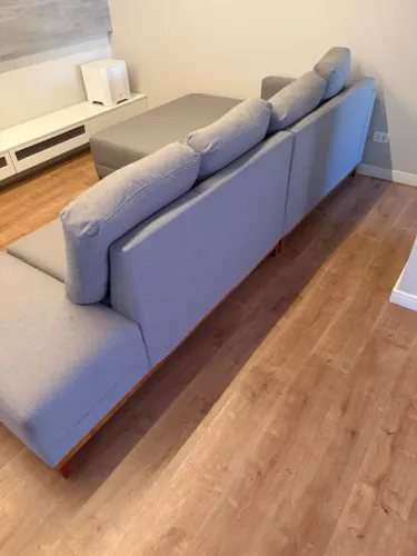 Sofá grande cor cinza, com chaise