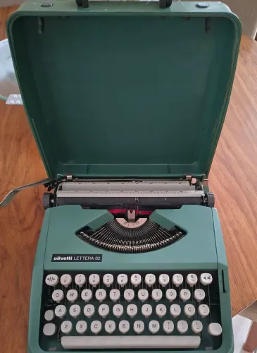 Máquina de escrever Olivetti 82