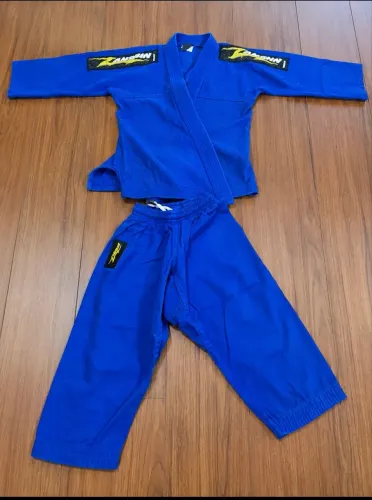 Vendo kimono infantil tamanho 4 com pouco uso