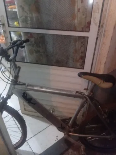 Bicicleta alumínio andando descrição